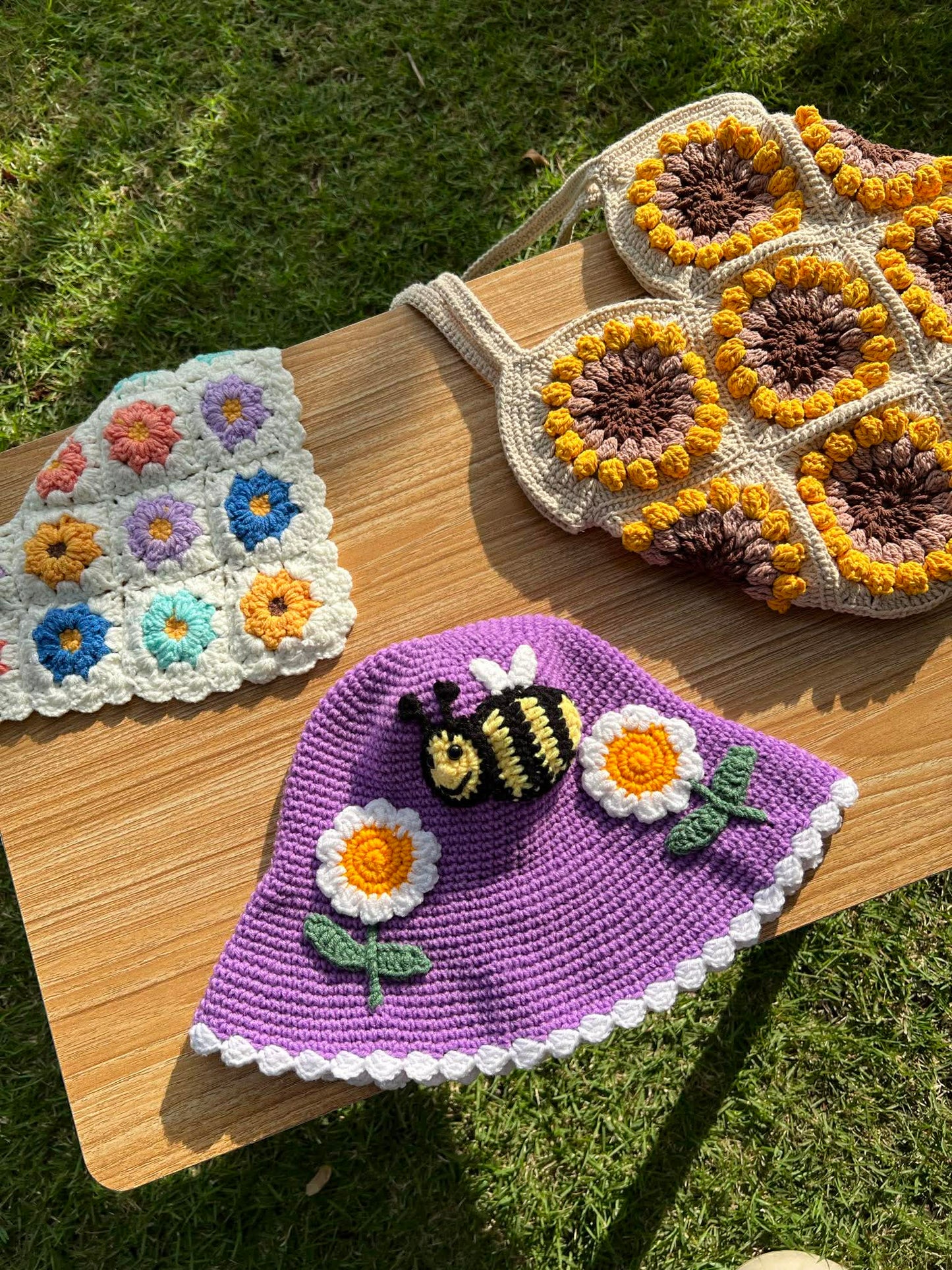 Beanies hat (flower bee)