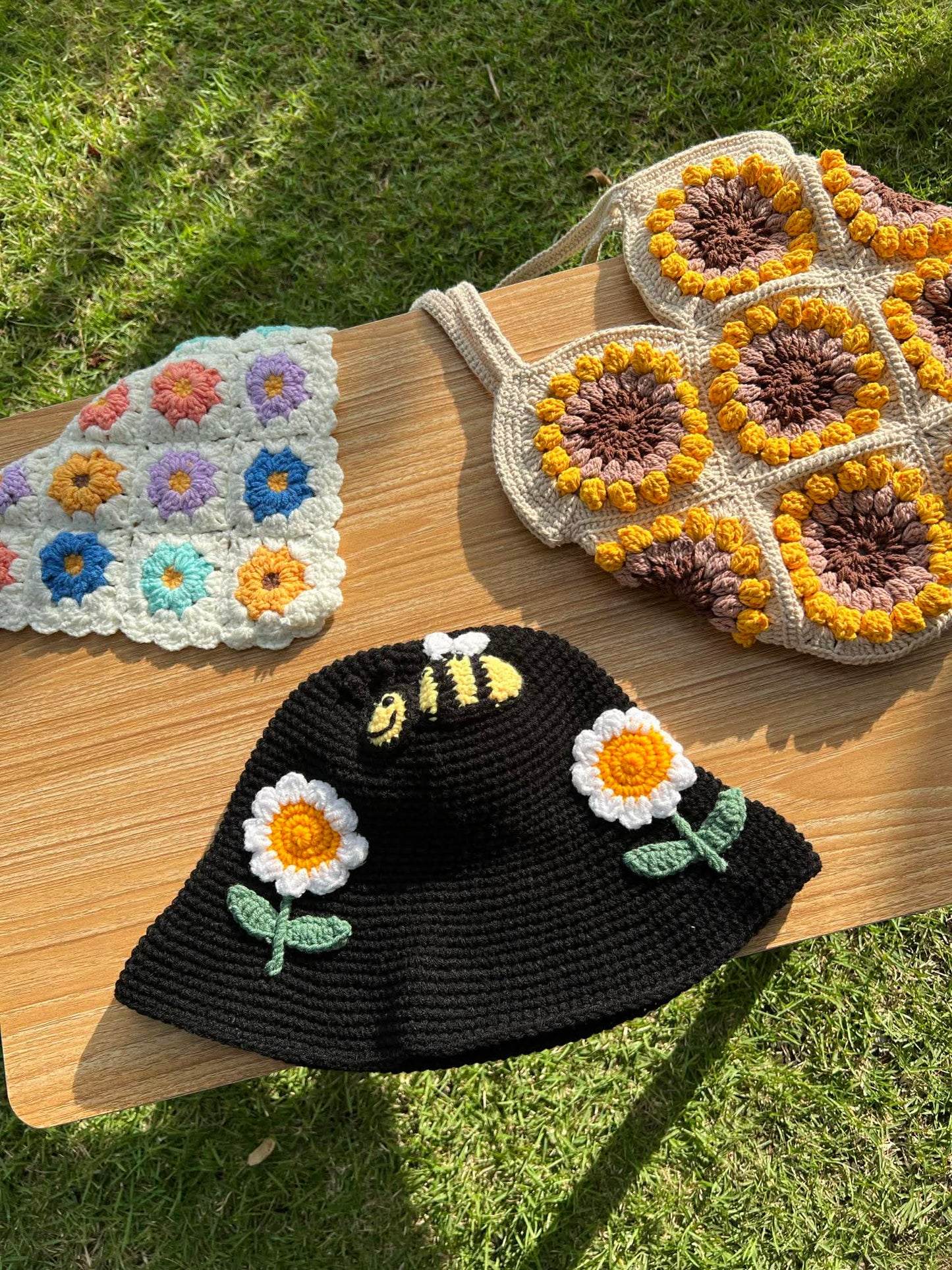 Beanies hat (flower bee)
