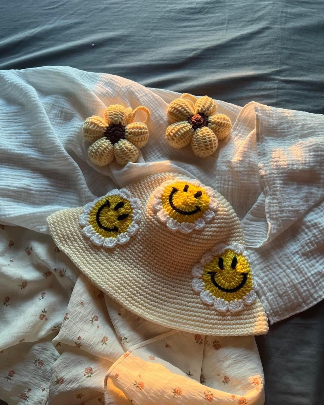 Smile flower knitted hat