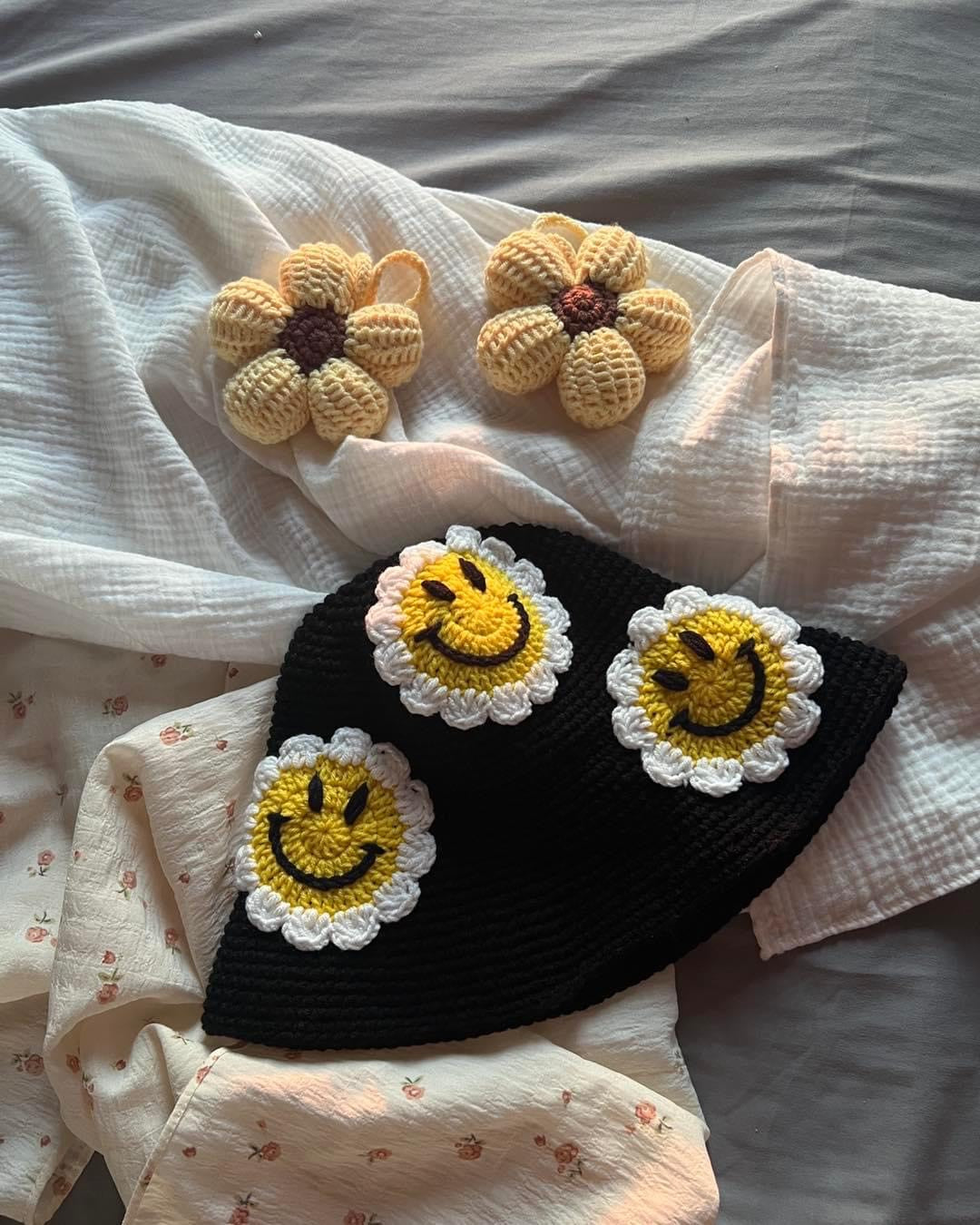 Smile flower knitted hat